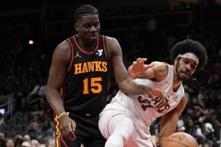 Une soirée difficile pour Clint Capela (15) face à Jarrett Allen et à Cleveland. KEYSTONE/AP/Brynn Anderson